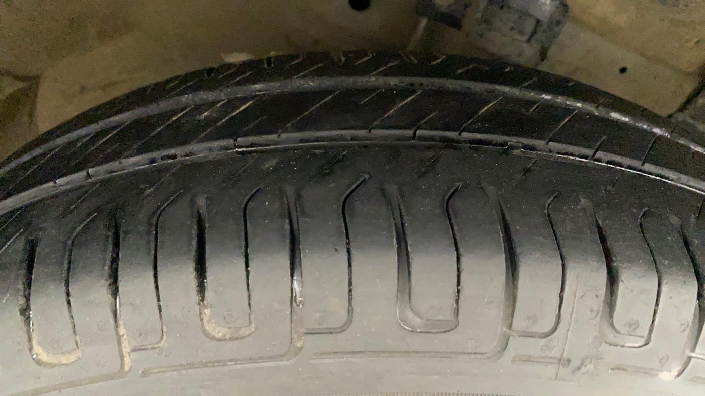 2014 Maruti Swift Dzire VXI, Petrol, Manual, 43,467 km, Right Front Tyre Tread