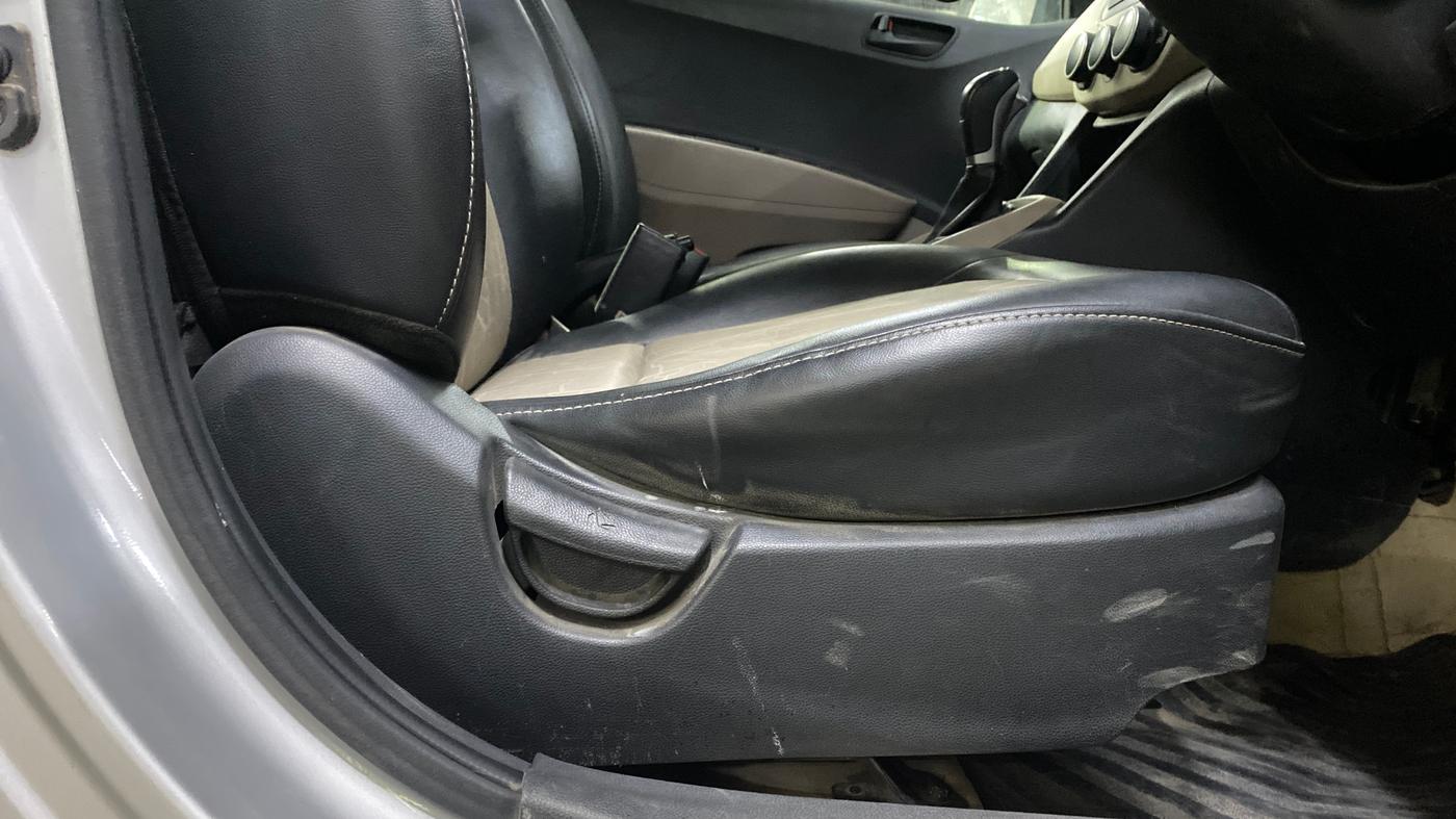 2016 Hyundai Grand i10 MAGNA AT 1.2 KAPPA VTVT, CNG, Automatic, 1,04,652 km, Driver Side Adjustment Panel