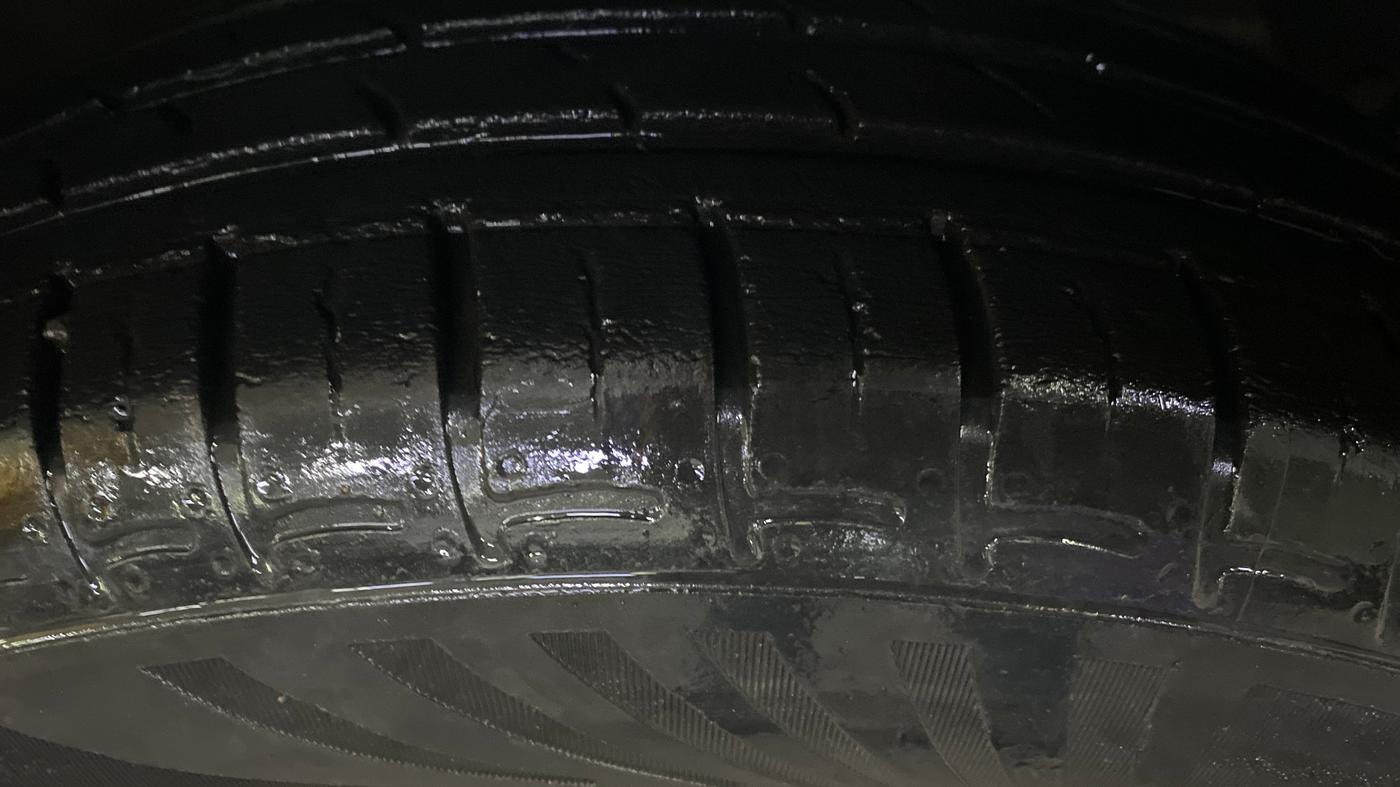 2016 Hyundai Grand i10 MAGNA AT 1.2 KAPPA VTVT, CNG, Automatic, 1,04,652 km, Right Front Tyre Tread