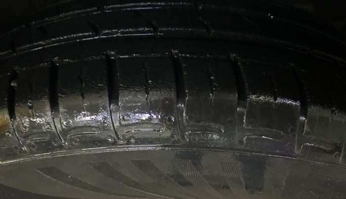 2016 Hyundai Grand i10 MAGNA AT 1.2 KAPPA VTVT, CNG, Automatic, 1,04,652 km, Right Front Tyre Tread