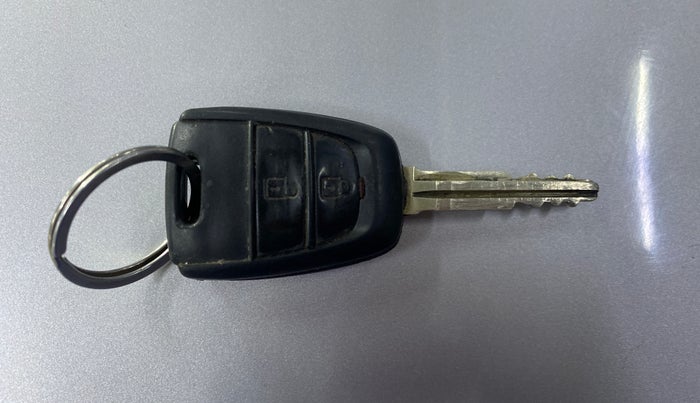 2016 Hyundai Grand i10 MAGNA AT 1.2 KAPPA VTVT, CNG, Automatic, 1,04,652 km, Key Close Up