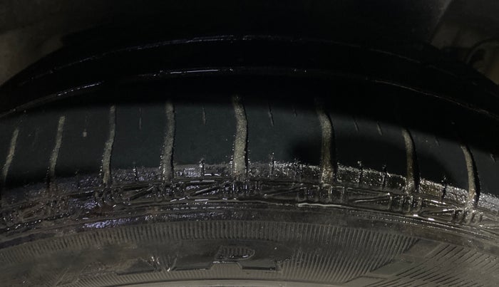 2016 Hyundai Grand i10 MAGNA AT 1.2 KAPPA VTVT, CNG, Automatic, 1,04,652 km, Left Rear Tyre Tread