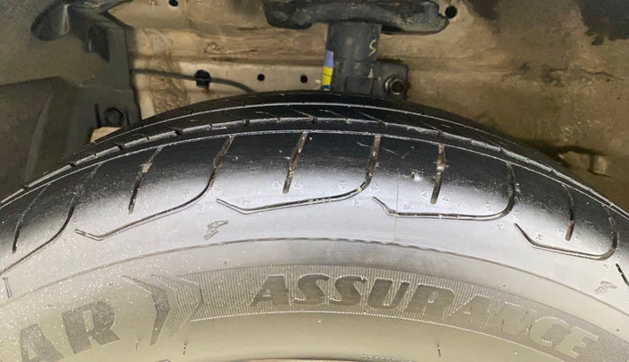 2016 Maruti Ertiga VXI, Petrol, Manual, 32,301 km, Left Front Tyre Tread