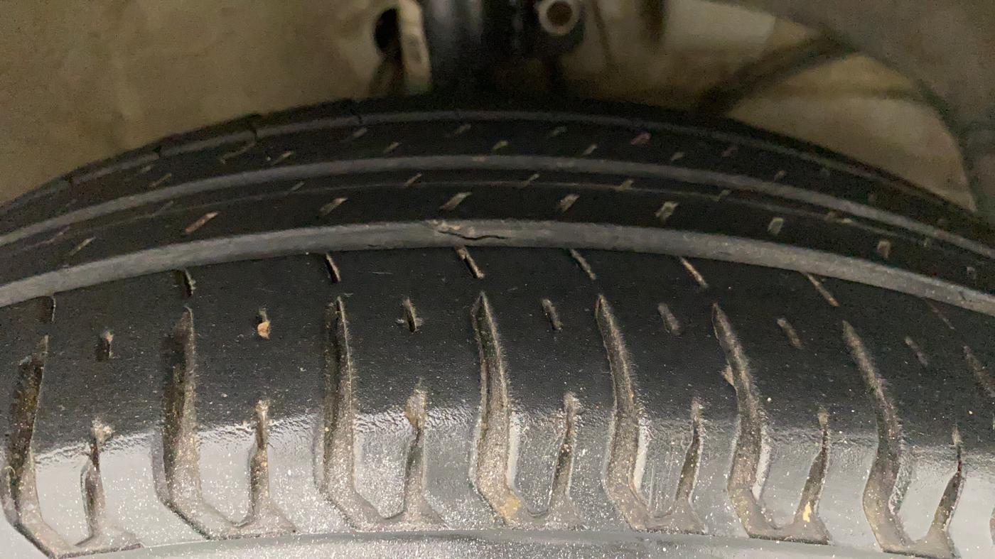 2017 Maruti Dzire VDI, Diesel, Manual, 94,974 km, Right Front Tyre Tread