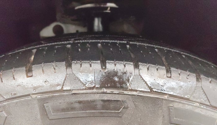 2022 Mahindra XUV700 AX 5 D AT 7 STR, Diesel, Automatic, 77,516 km, Right Front Tyre Tread