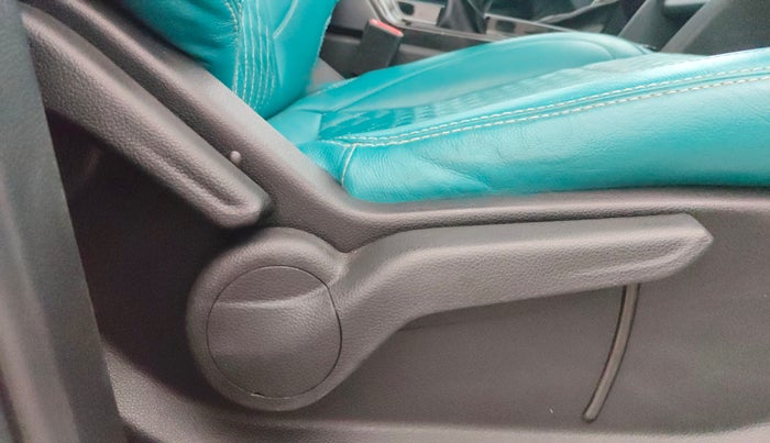 2022 Mahindra XUV700 AX 5 D AT 7 STR, Diesel, Automatic, 77,516 km, Driver Side Adjustment Panel