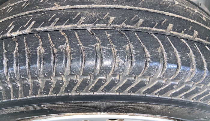 2016 Maruti Swift LXI (O), Petrol, Manual, 60,137 km, Right Front Tyre Tread