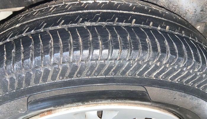 2016 Maruti Swift LXI (O), Petrol, Manual, 60,137 km, Right Rear Tyre Tread