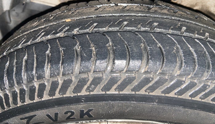2016 Maruti Swift LXI (O), Petrol, Manual, 60,137 km, Left Front Tyre Tread