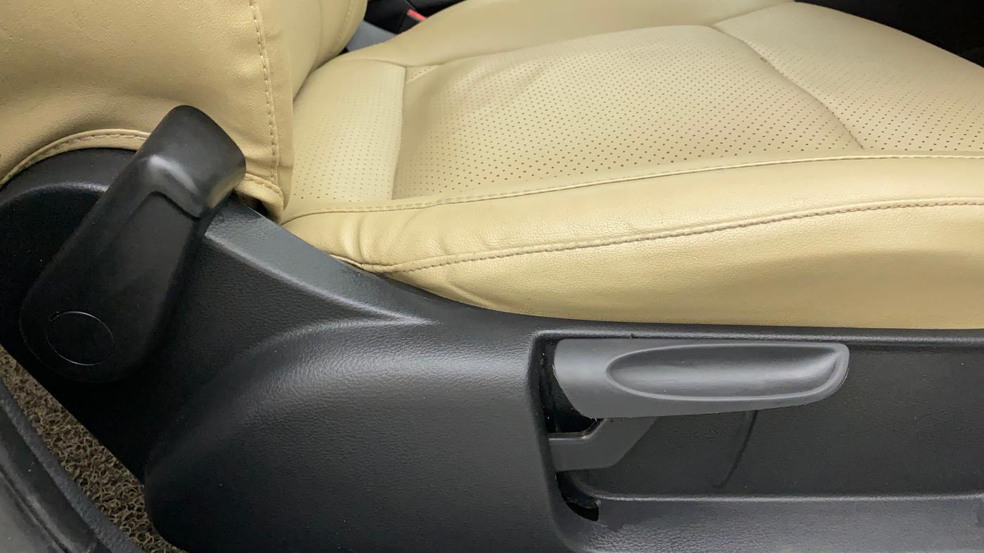 2019 Volkswagen Vento HIGHLINE PLUS 1.5 AT 16 ALLOY, Diesel, Automatic, 56,496 km, Driver Side Adjustment Panel
