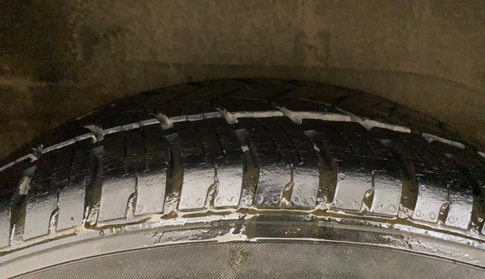 2017 Tata Hexa XTA 4X2 6 STR, Diesel, Automatic, 1,19,064 km, Right Rear Tyre Tread