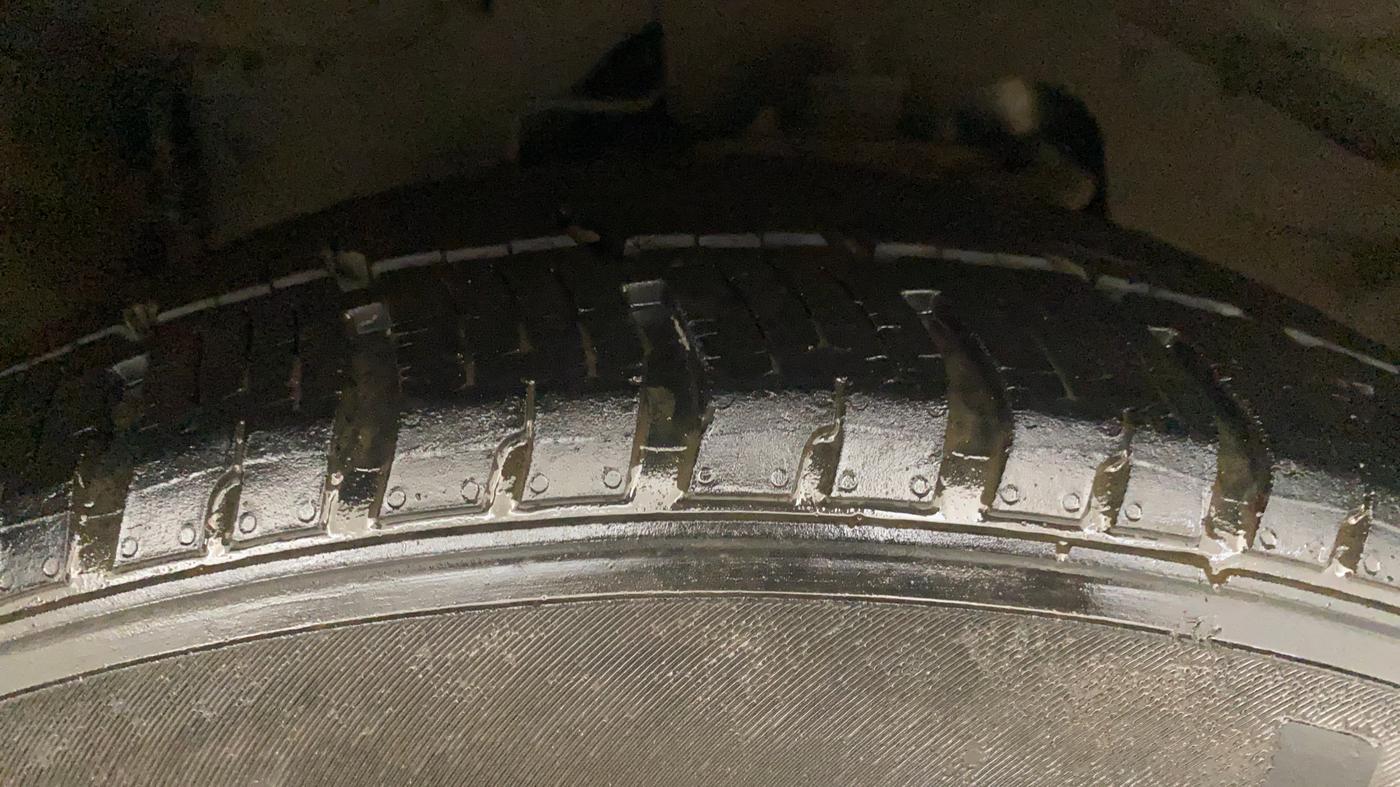 2017 Tata Hexa XTA 4X2 6 STR, Diesel, Automatic, 1,19,064 km, Right Front Tyre Tread