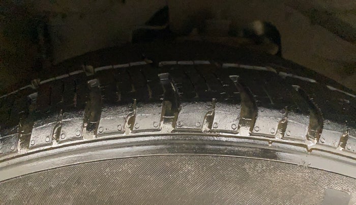 2017 Tata Hexa XTA 4X2 6 STR, Diesel, Automatic, 1,19,064 km, Right Front Tyre Tread