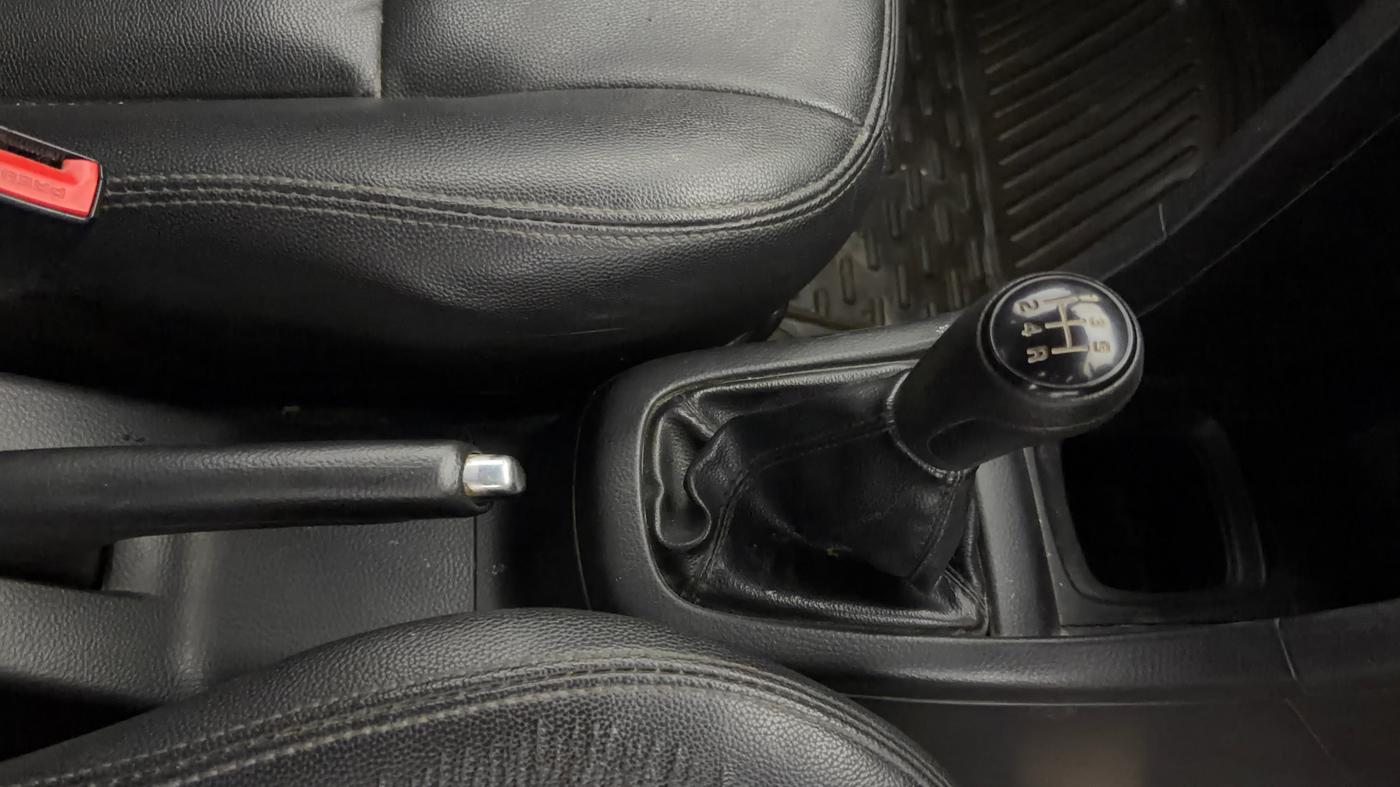 2016 Maruti Swift VXI, Petrol, Manual, 1,12,899 km, Gear Lever