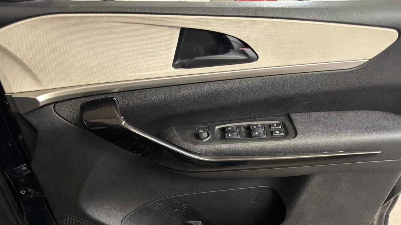 2023 Mahindra XUV700 AX 5 P AT 5 STR, Petrol, Automatic, 62,943 km, Driver Side Door Panels Control
