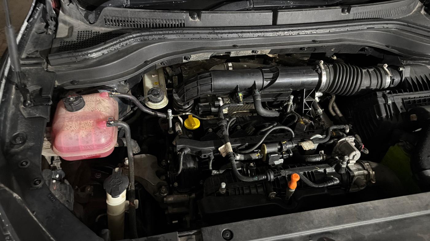 2023 Mahindra XUV700 AX 5 P AT 5 STR, Petrol, Automatic, 62,943 km, Engine View - Right