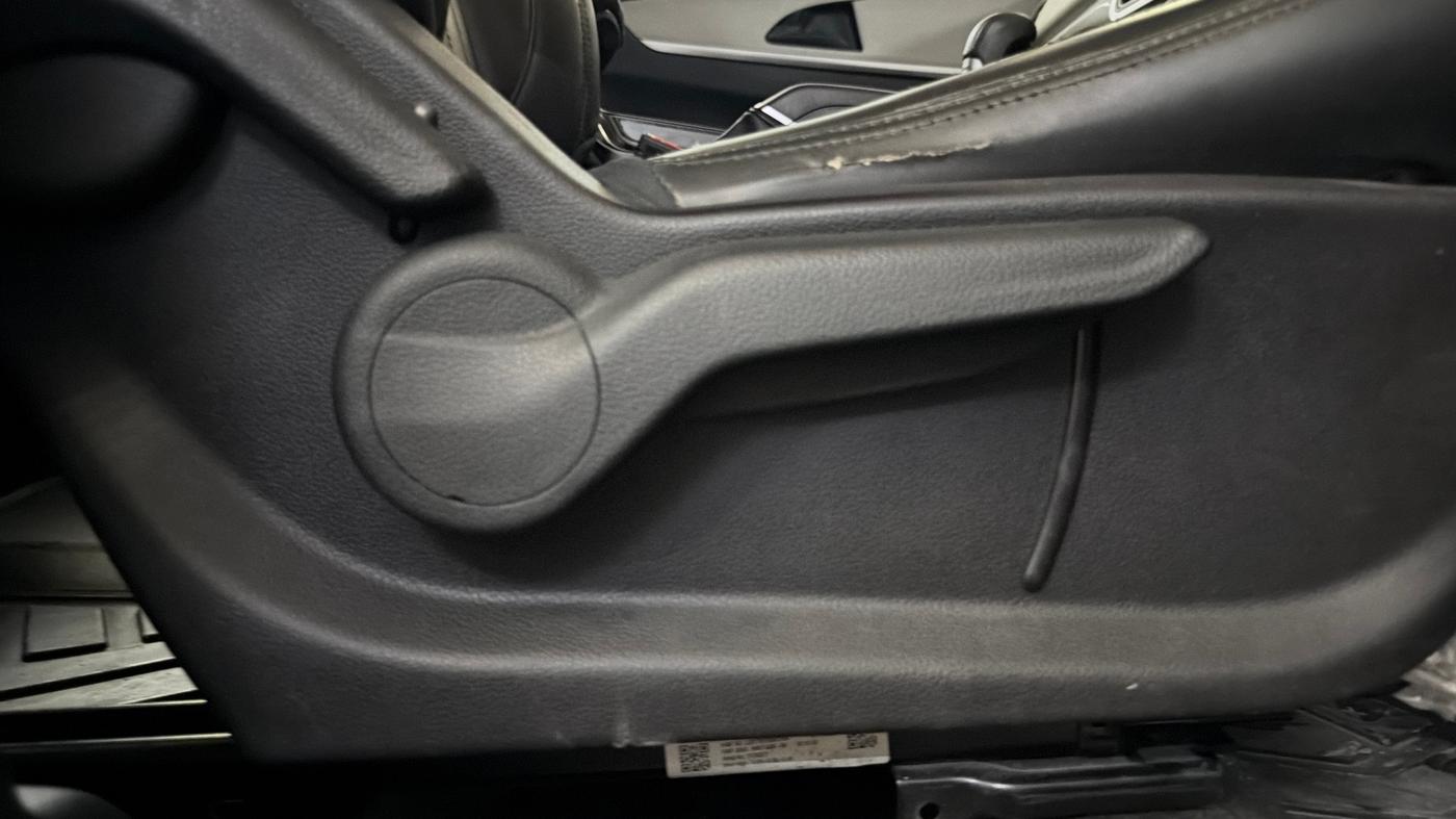 2023 Mahindra XUV700 AX 5 P AT 5 STR, Petrol, Automatic, 62,943 km, Driver Side Adjustment Panel