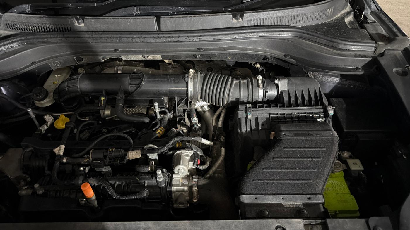 2023 Mahindra XUV700 AX 5 P AT 5 STR, Petrol, Automatic, 62,943 km, Engine View - Left