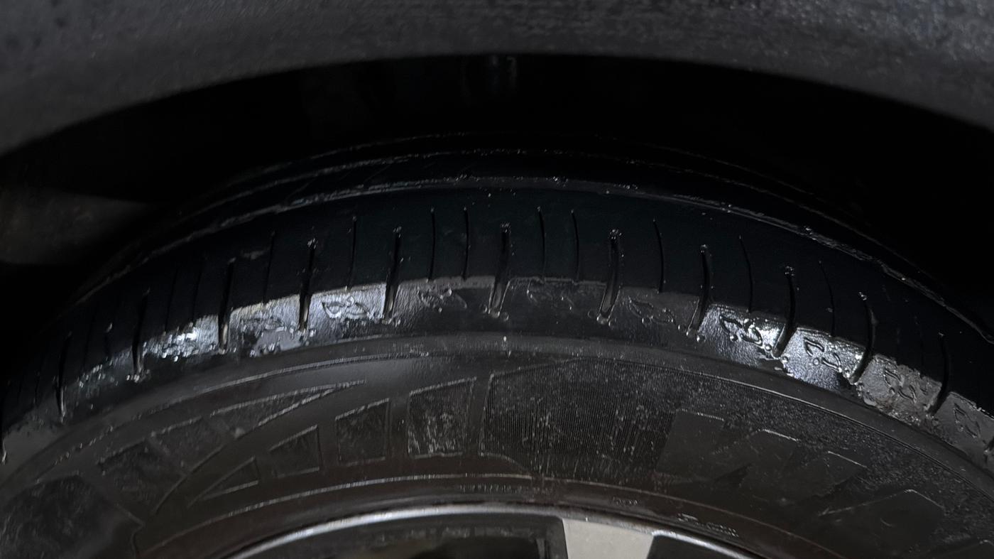 2023 Mahindra XUV700 AX 5 P AT 5 STR, Petrol, Automatic, 62,943 km, Right Front Tyre Tread