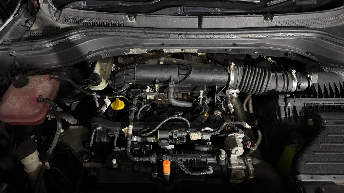 2023 Mahindra XUV700 AX 5 P AT 5 STR, Petrol, Automatic, 62,943 km, Engine View