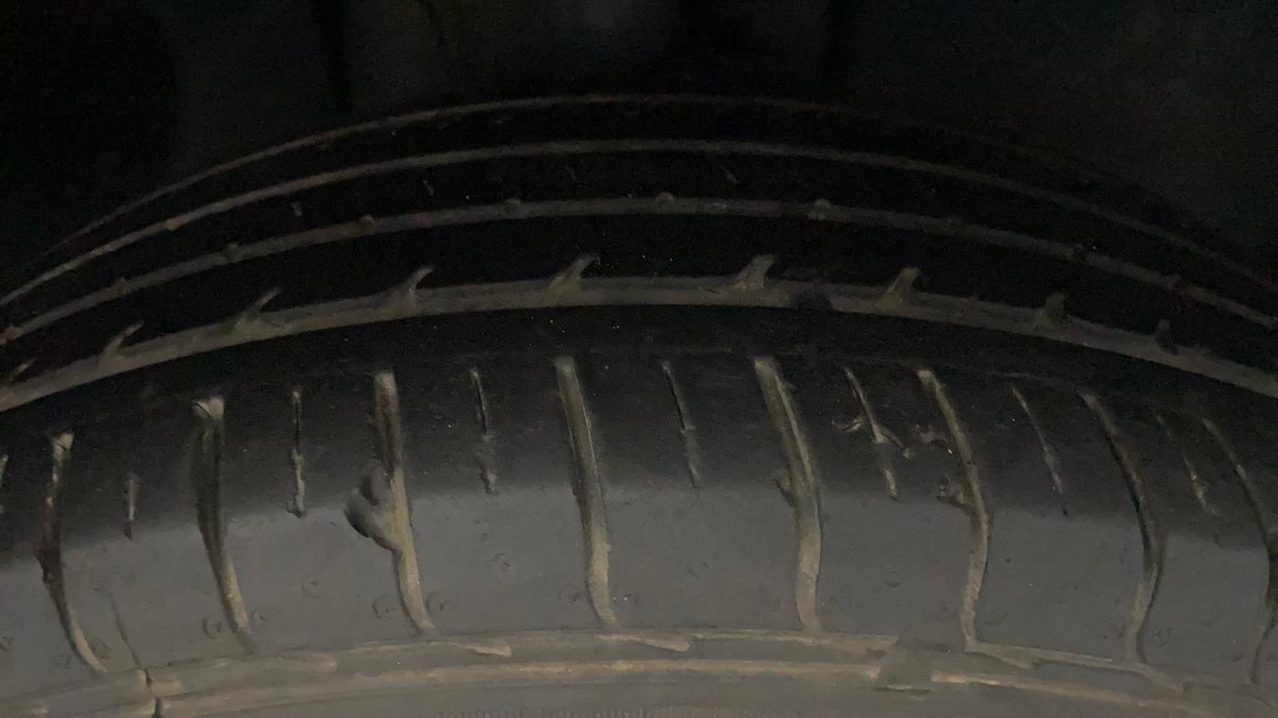 2022 Tata PUNCH ACCOMPLISHED AMT, Petrol, Automatic, 21,907 km, Right Front Tyre Tread