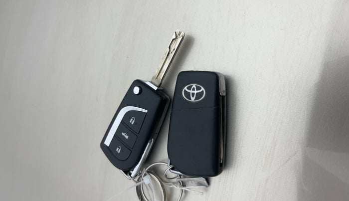 2015 Toyota Corolla Altis G PETROL, Petrol, Manual, 1,02,249 km, Key Close Up