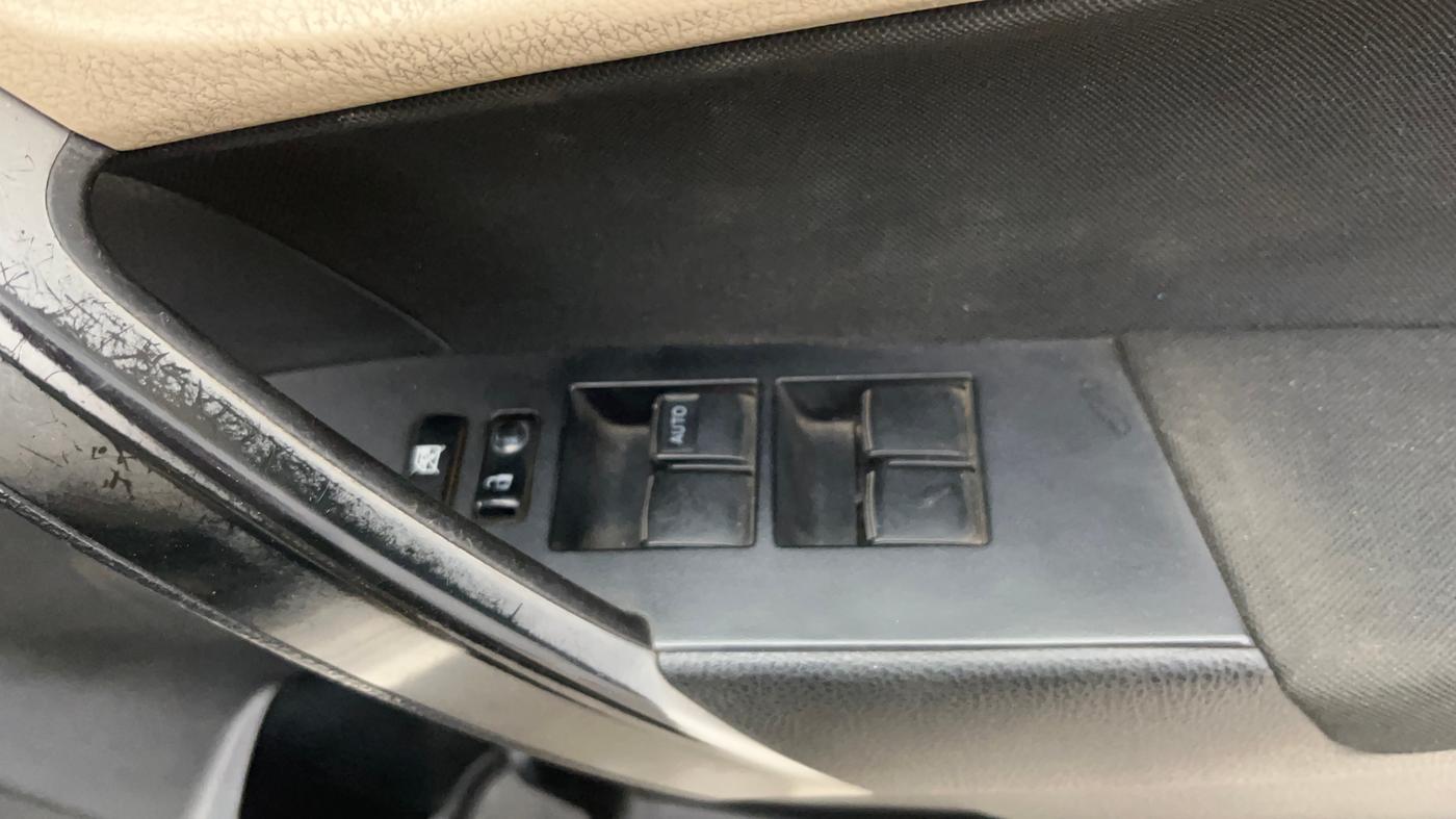 2015 Toyota Corolla Altis G PETROL, Petrol, Manual, 1,02,213 km, Driver Side Door Panels Control