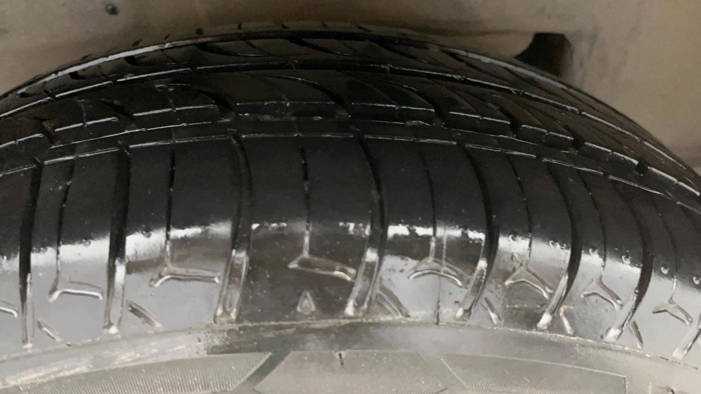 2015 Toyota Corolla Altis G PETROL, Petrol, Manual, 1,02,213 km, Right Rear Tyre Tread