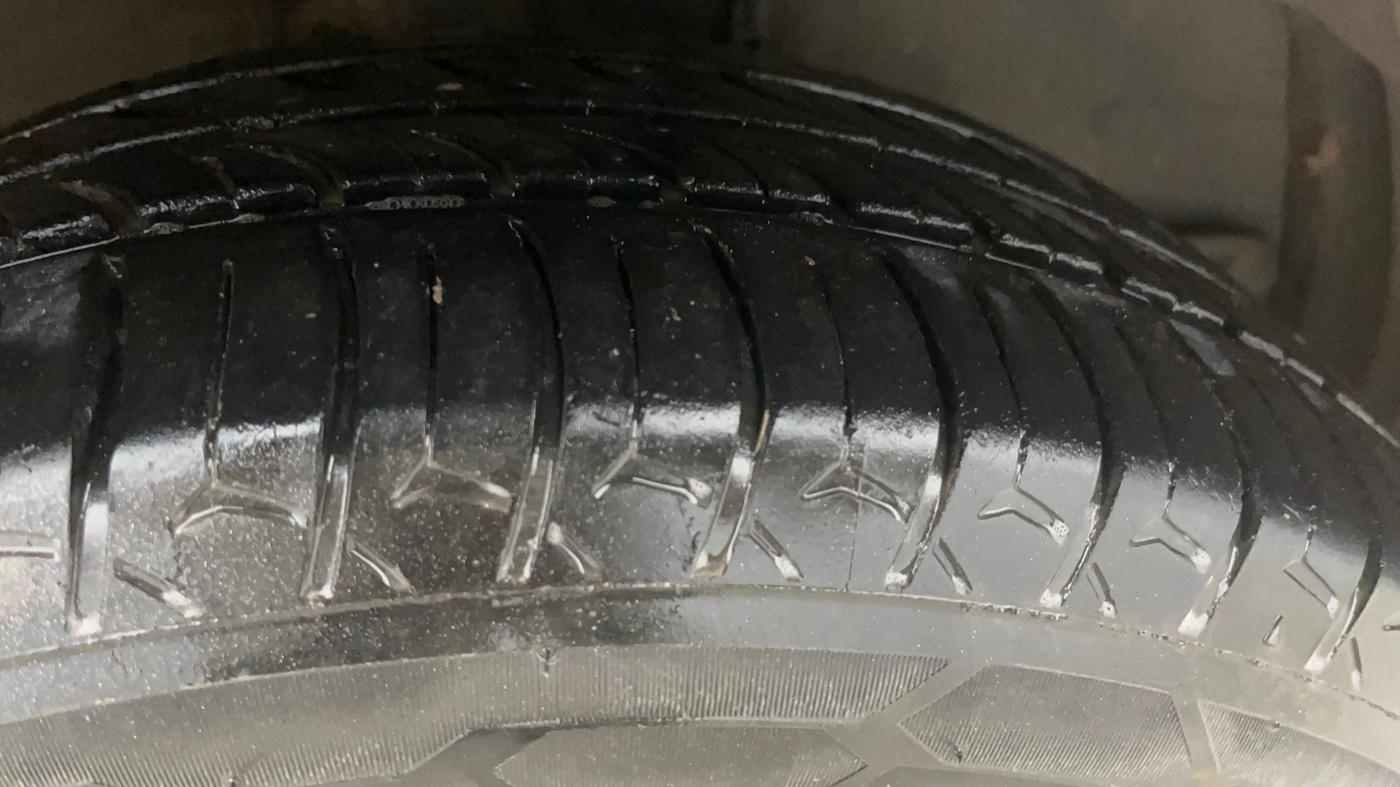 2015 Toyota Corolla Altis G PETROL, Petrol, Manual, 1,02,213 km, Right Front Tyre Tread