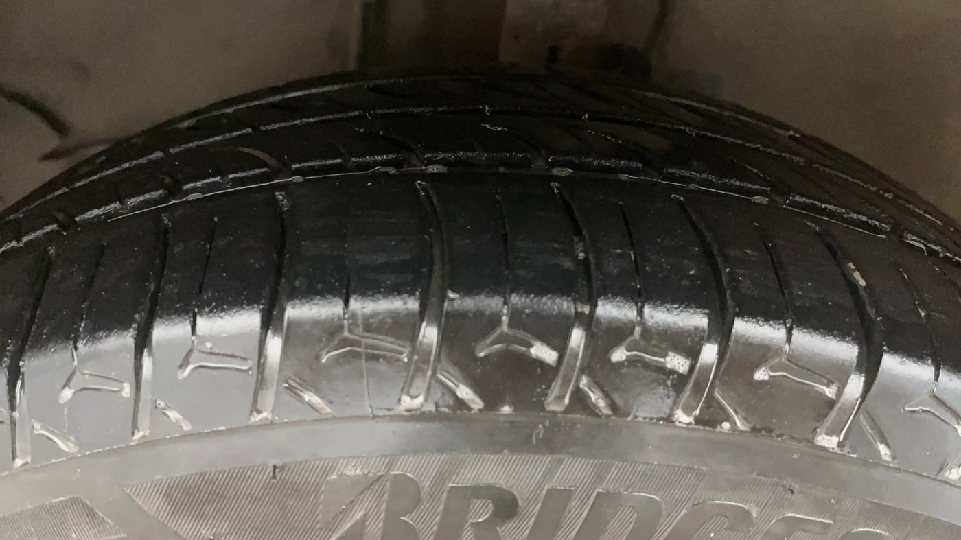 2015 Toyota Corolla Altis G PETROL, Petrol, Manual, 1,02,213 km, Left Front Tyre Tread