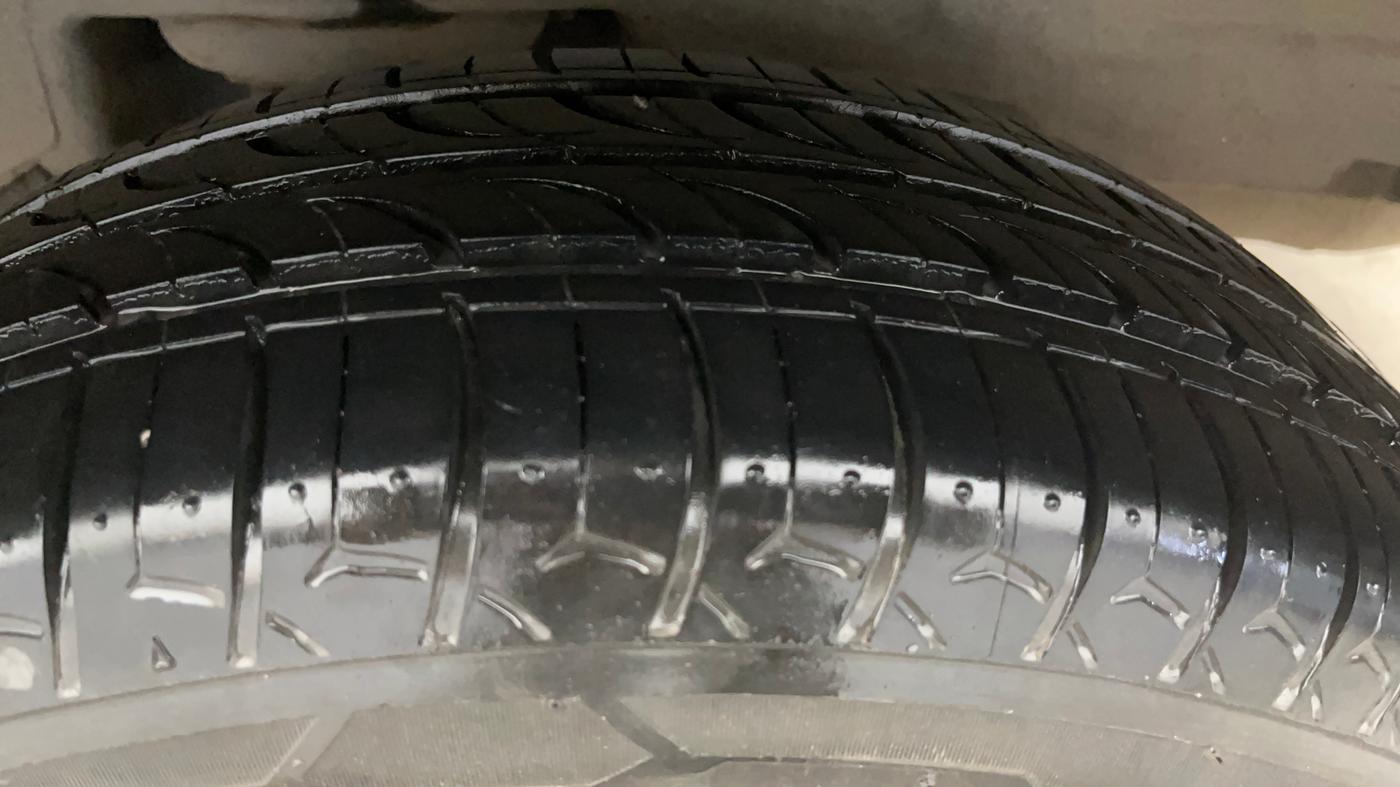 2015 Toyota Corolla Altis G PETROL, Petrol, Manual, 1,02,213 km, Left Rear Tyre Tread