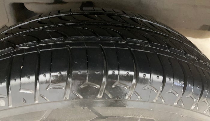 2015 Toyota Corolla Altis G PETROL, Petrol, Manual, 1,02,249 km, Left Rear Tyre Tread