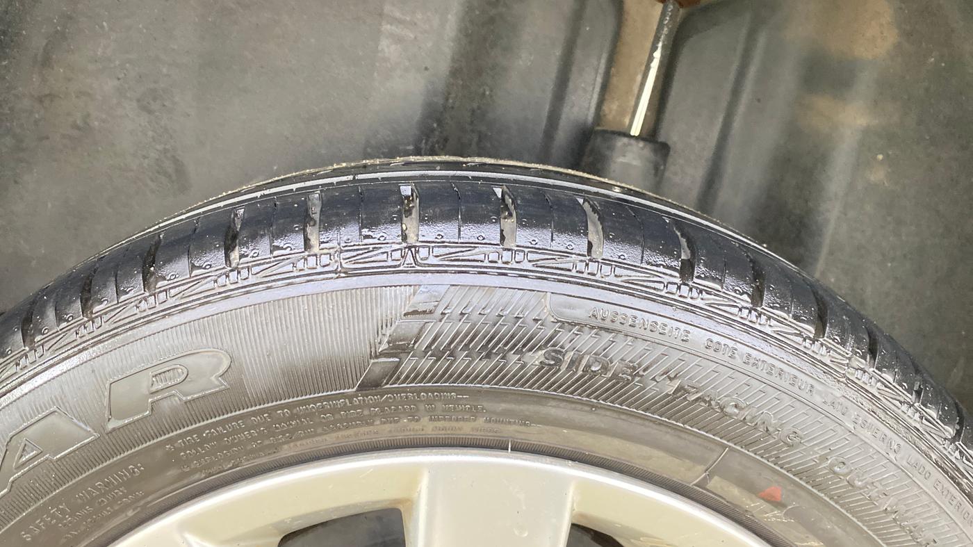 2015 Volkswagen Vento HIGHLINE PETROL AT, Petrol, Automatic, 51,090 km, Left Rear Tyre Tread