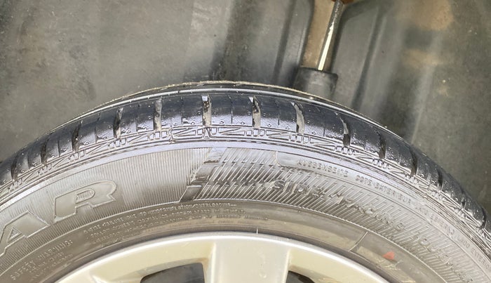 2015 Volkswagen Vento HIGHLINE PETROL AT, Petrol, Automatic, 51,090 km, Left Rear Tyre Tread