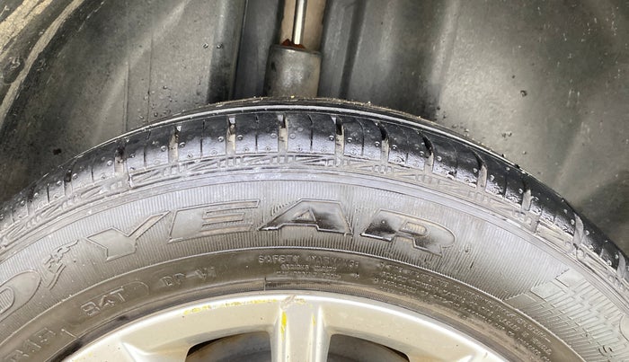 2015 Volkswagen Vento HIGHLINE PETROL AT, Petrol, Automatic, 51,090 km, Right Rear Tyre Tread