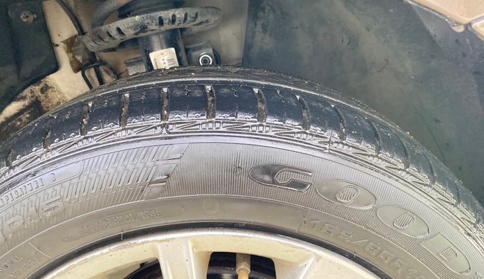 2015 Volkswagen Vento HIGHLINE PETROL AT, Petrol, Automatic, 51,090 km, Right Front Tyre Tread