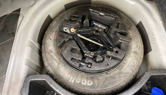 2015 Volkswagen Vento HIGHLINE PETROL AT, Petrol, Automatic, 51,090 km, Spare Tyre