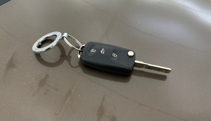 2015 Volkswagen Vento HIGHLINE PETROL AT, Petrol, Automatic, 51,090 km, Key Close Up