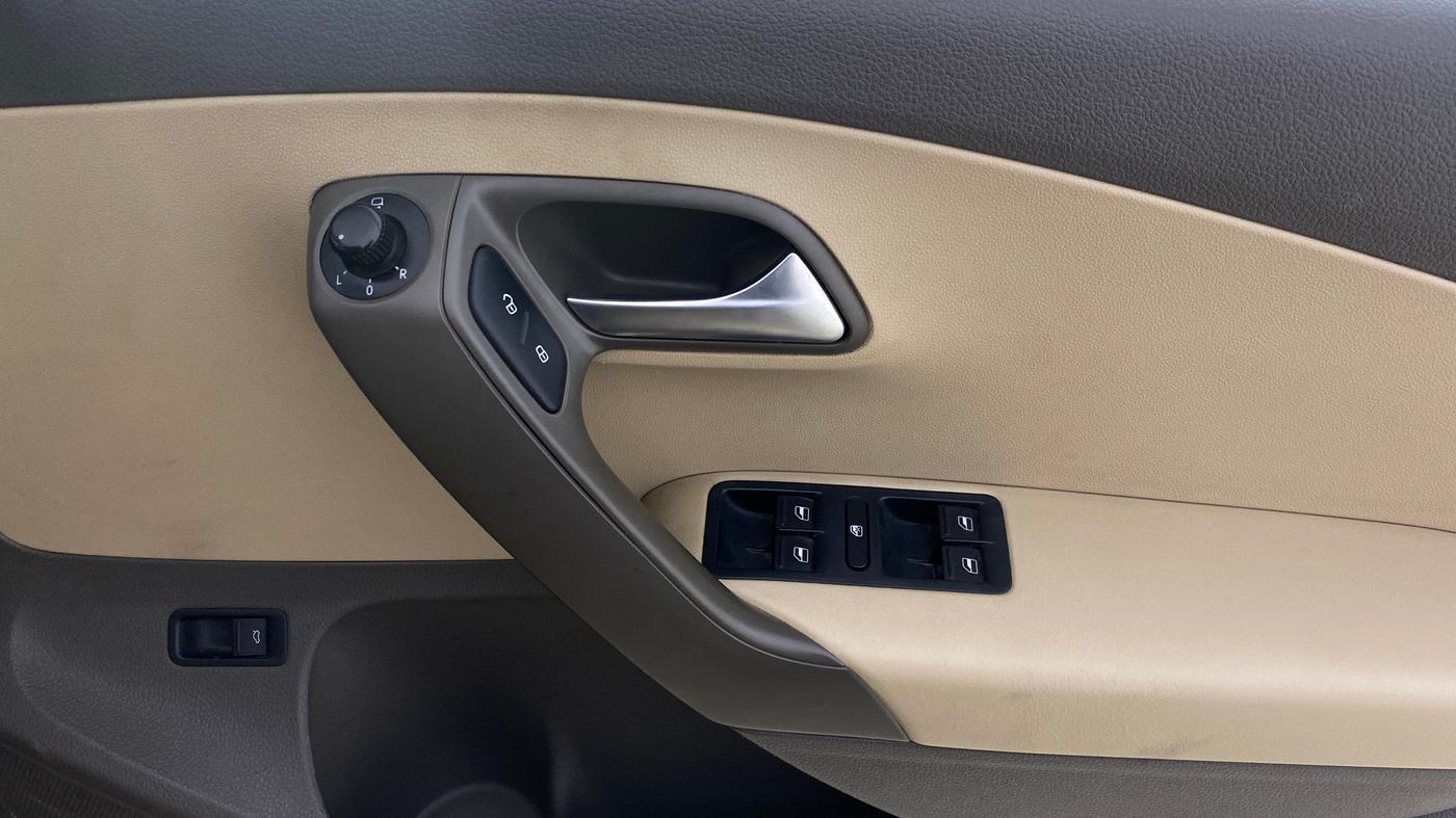 2015 Volkswagen Vento HIGHLINE PETROL AT, Petrol, Automatic, 51,090 km, Driver Side Door Panels Control
