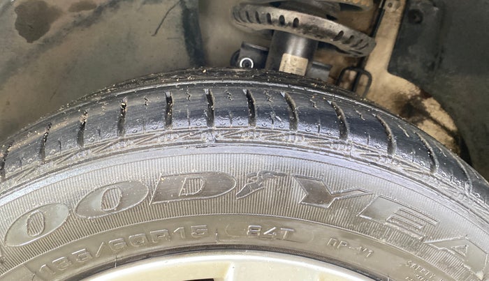 2015 Volkswagen Vento HIGHLINE PETROL AT, Petrol, Automatic, 51,090 km, Left Front Tyre Tread