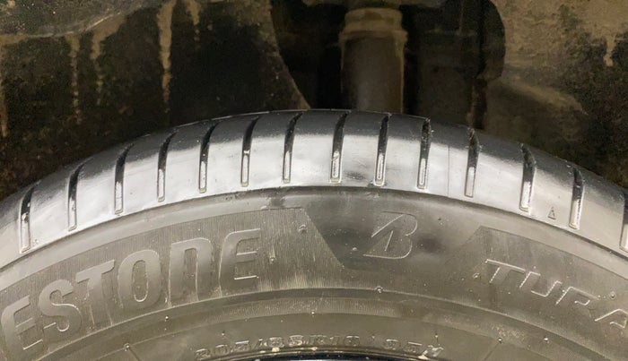 2022 KIA CARENS LUXURY PLUS 1.5 DIESEL AT 7 STR, Diesel, Automatic, 1,22,983 km, Left Rear Tyre Tread