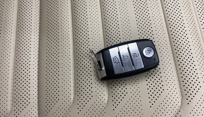 2022 KIA CARENS LUXURY PLUS 1.5 DIESEL AT 7 STR, Diesel, Automatic, 1,22,983 km, Key Close Up