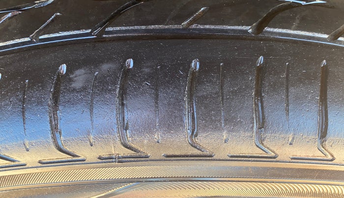 2014 Renault Duster 110 PS RXL ADVENTURE, Diesel, Manual, 1,09,872 km, Left Rear Tyre Tread