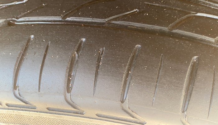 2014 Renault Duster 110 PS RXL ADVENTURE, Diesel, Manual, 1,09,872 km, Right Front Tyre Tread