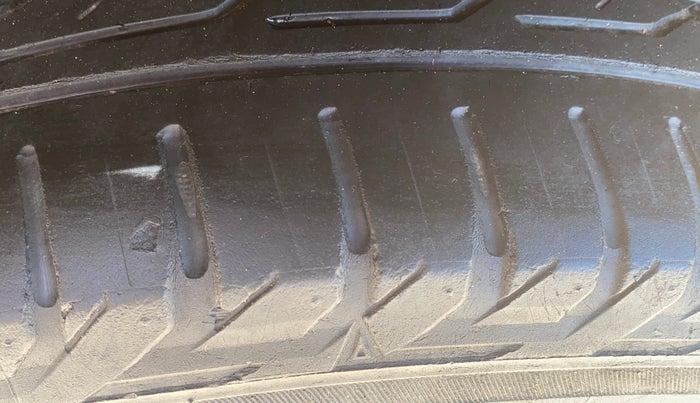 2014 Renault Duster 110 PS RXL ADVENTURE, Diesel, Manual, 1,09,872 km, Right Rear Tyre Tread