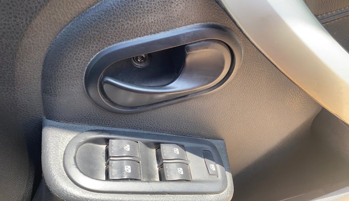 2014 Renault Duster 110 PS RXL ADVENTURE, Diesel, Manual, 1,09,872 km, Driver Side Door Panels Control