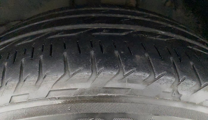2017 Toyota Corolla Altis G, Petrol, Manual, 19,314 km, Right Front Tyre Tread