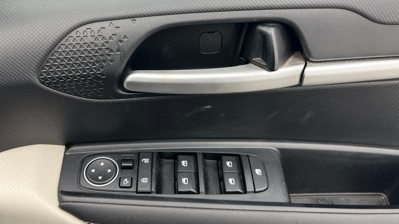 2021 KIA SONET HTX 1.5, Diesel, Manual, 64,663 km, Driver Side Door Panels Control