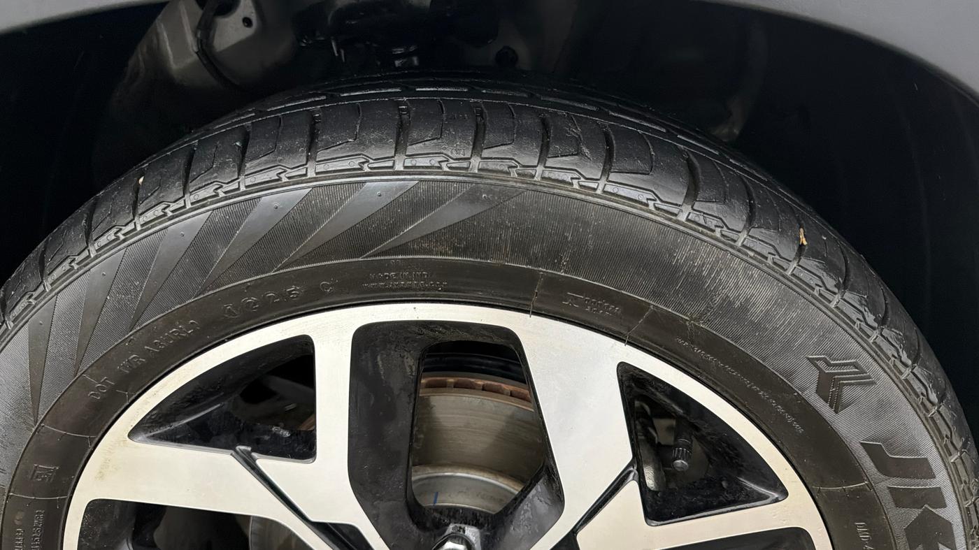 2025 KIA SELTOS  X LINE 1.5 DIESEL AT, Diesel, Automatic, 10,712 km, Right Front Tyre Tread