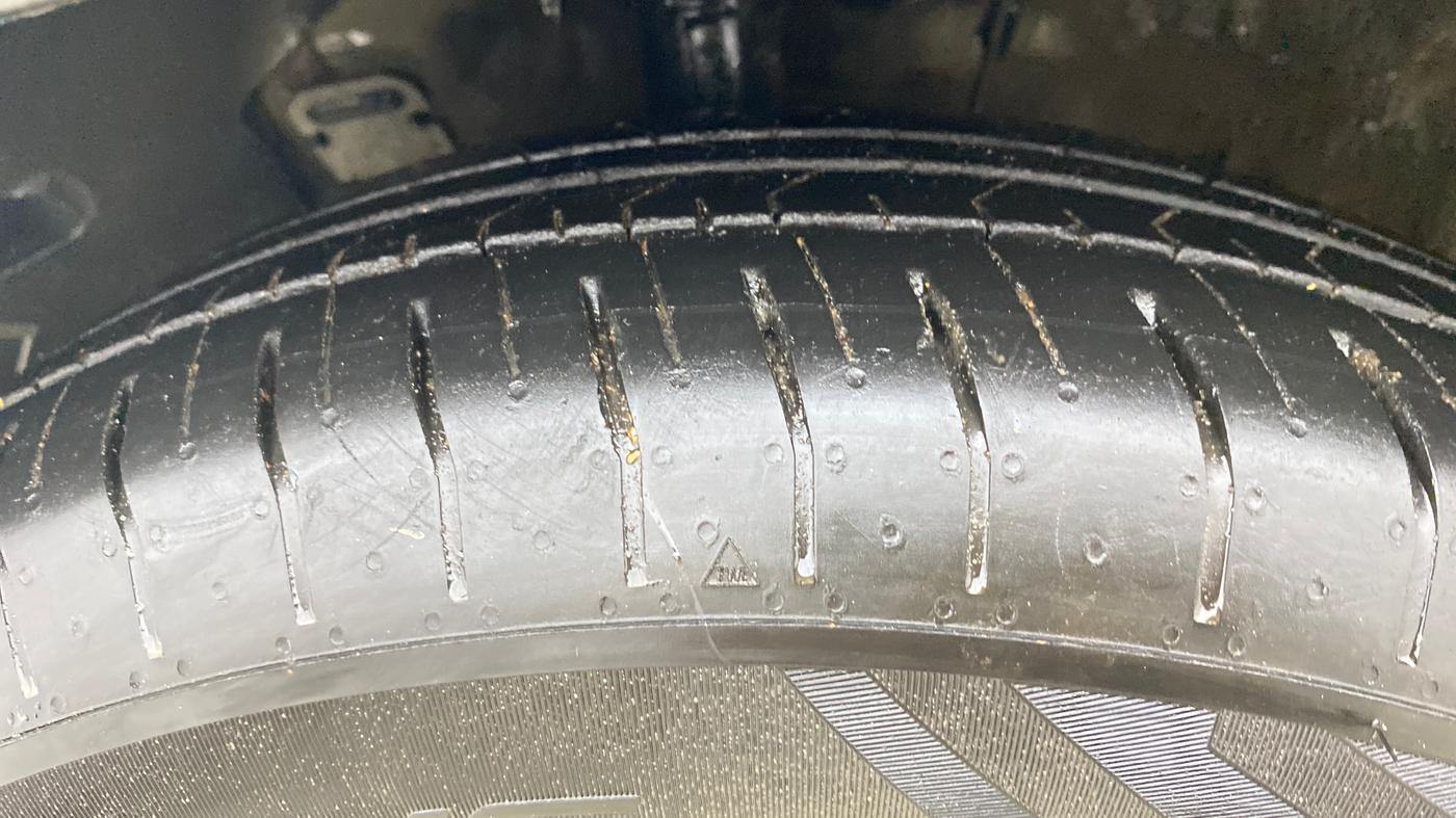 2023 KIA CARENS LUXURY PLUS 1.5 DIESEL AT 7 STR, Diesel, Automatic, 69,779 km, Left Front Tyre Tread